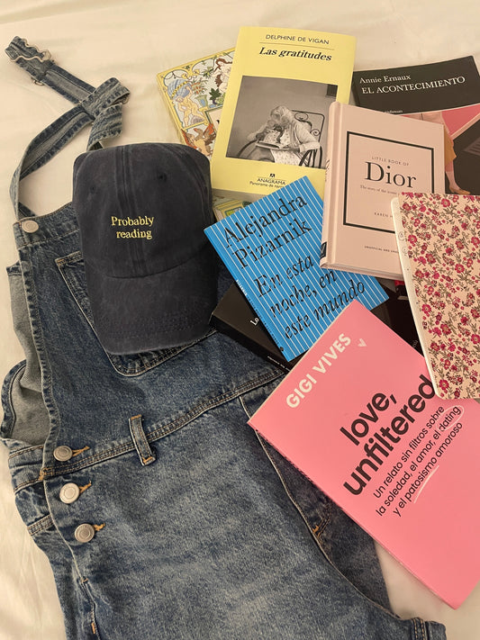 libros apilados con ropa y accesorios de lectura, imagen relacionada con aprender leyendo