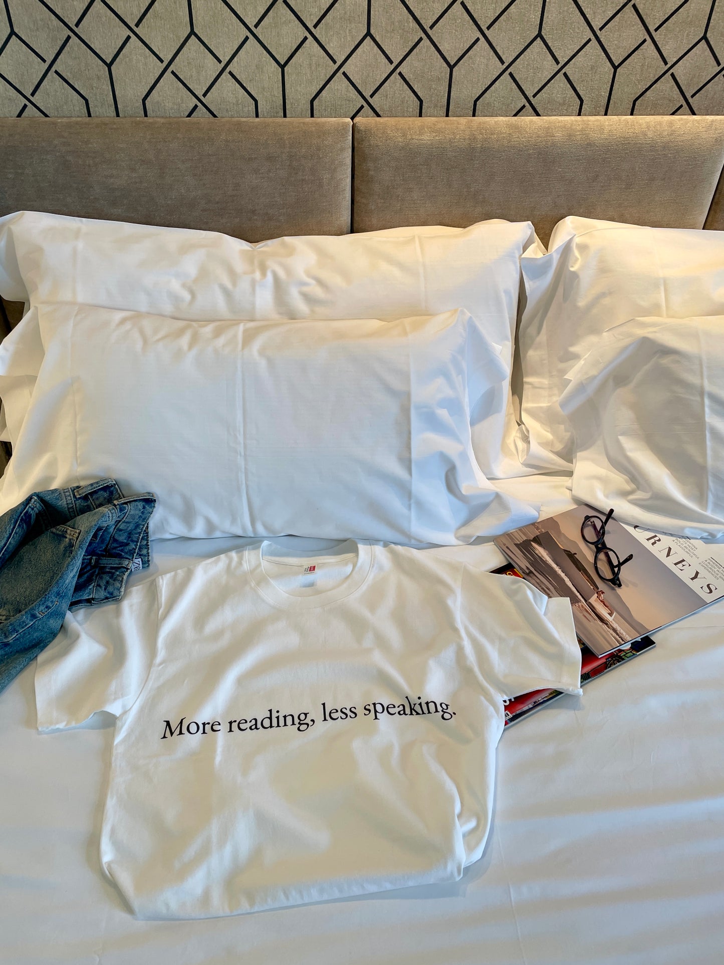 Camiseta More reading less speaking